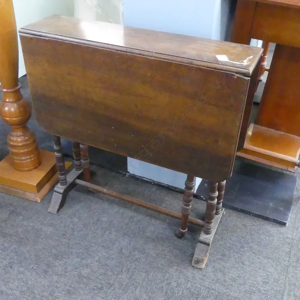 LATE VICTORIAN SMALL MAHOGANY GATE LEG TABLE w fine turned legs. 860 x 680 x 690mm. Image 1++