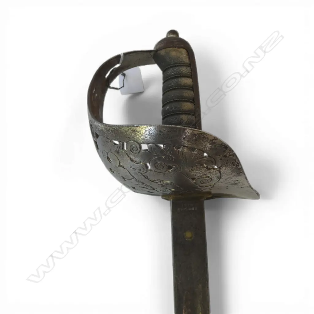 GEORGE V 1897 PATTERN BRITISH INFANTRY OFFICER'S SWORD. In faulty scabbard. Image 1++