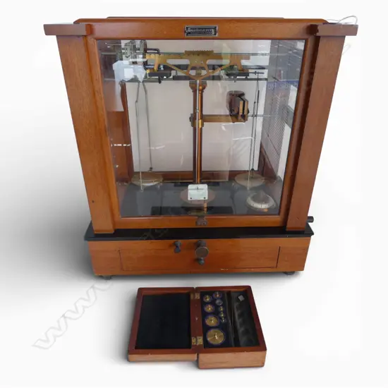 CASED BALANCE SCALES; SEEDERER-KOHLBUSCH USA IN MAHOGANY DISPLAY CASE BY SARGENT 430x250x470mm + BOX OF WEIGHTS