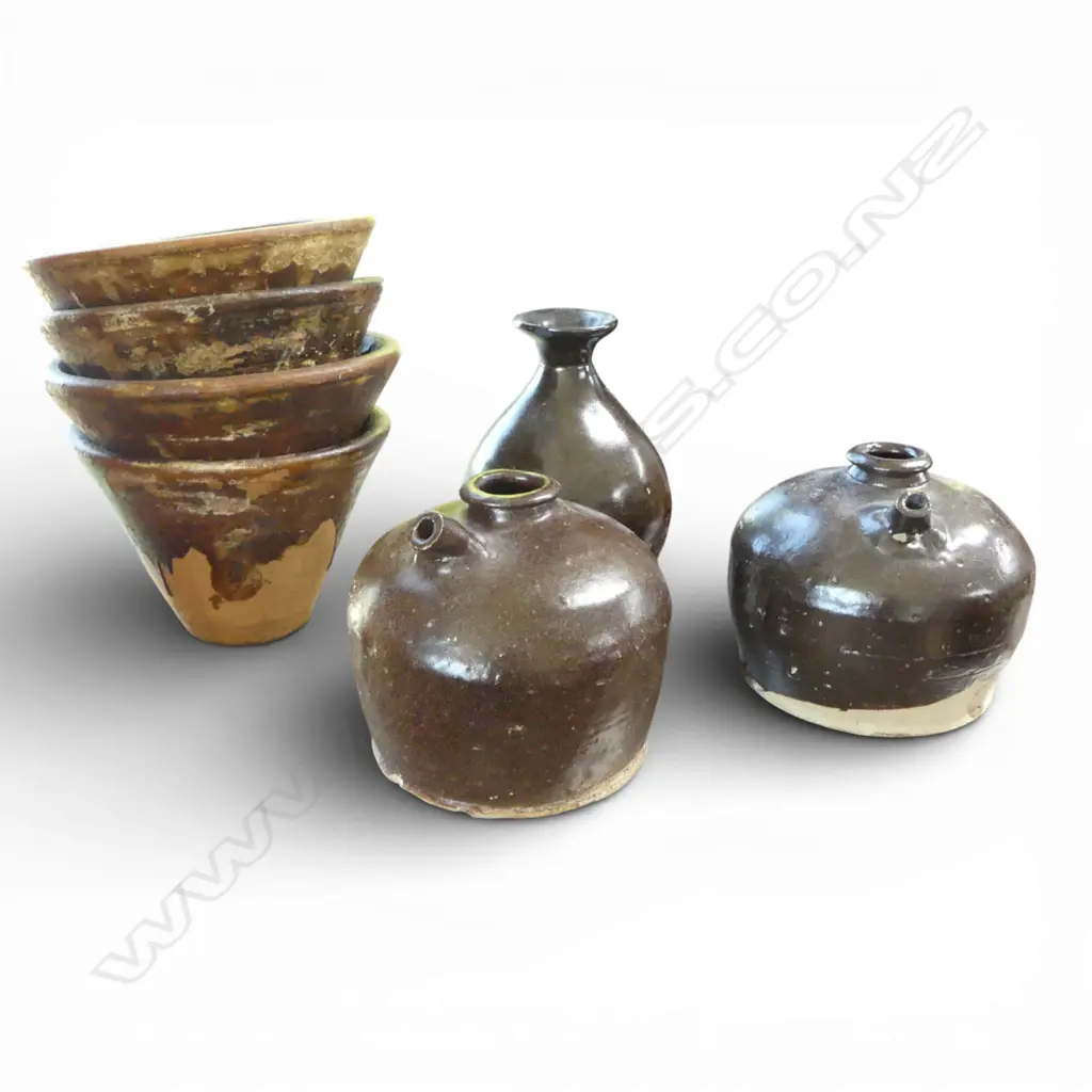 7 PCES BROWN GLAZED POTTERY; 4 BOWLS, 2 JUGS, VASE H.165mm Image 1++