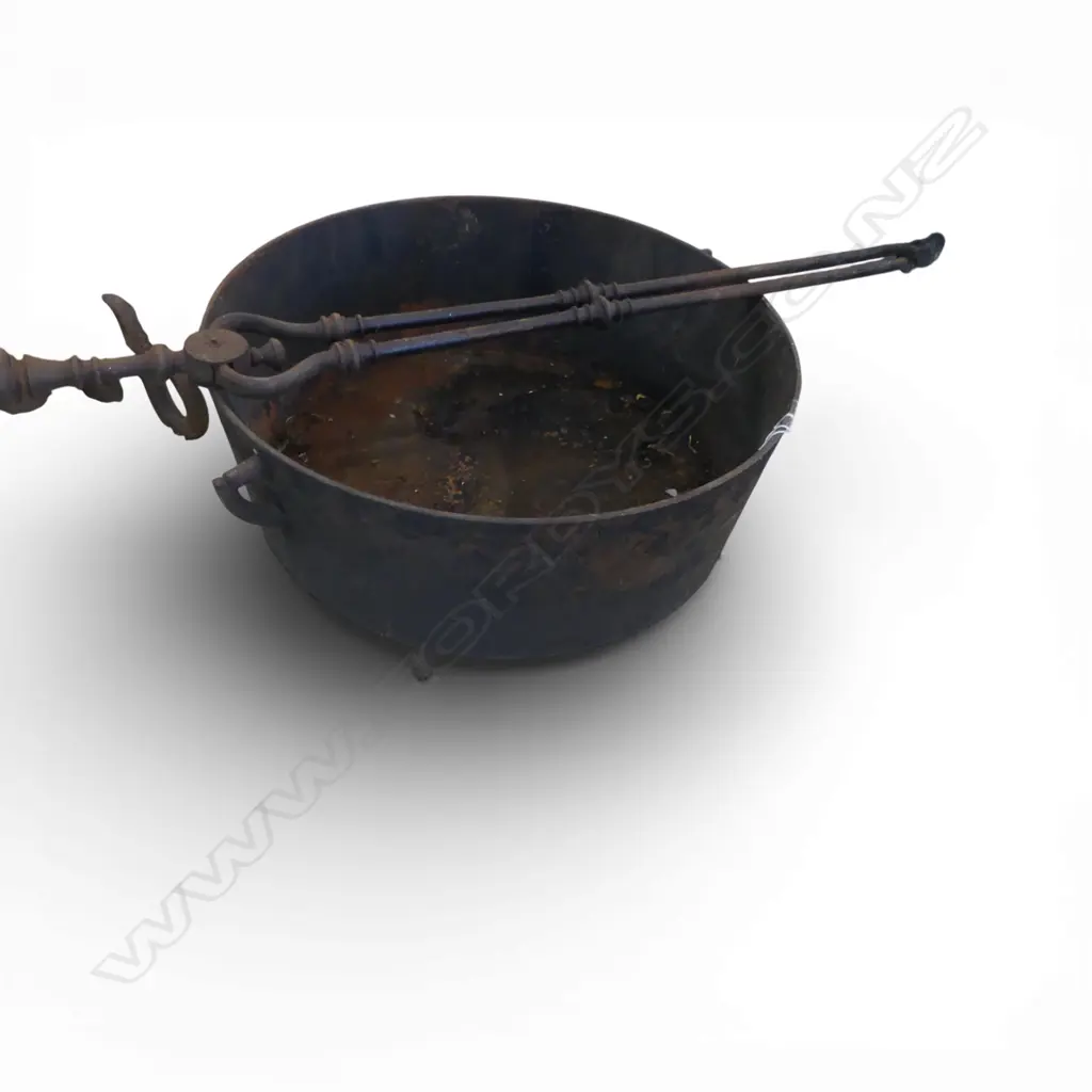 LARGE COLONIAL CAST IRON TRI POD BASED COOKING POT NO LID DIA 410MM Image 1++
