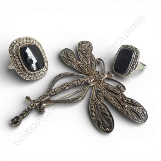 2 S/SILVER ONYX & MARQUISTE RINGS & S/SILVER MAQUISITE DRAGONFLY BROOCH 21GMS