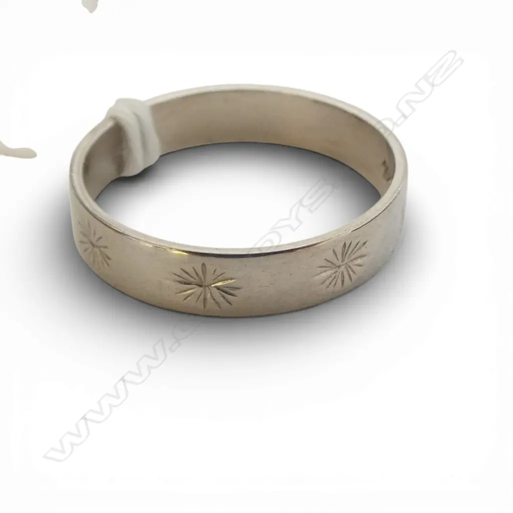 18ct WHITE GOLD BAND RING 3gms size O1/2 Image 1++