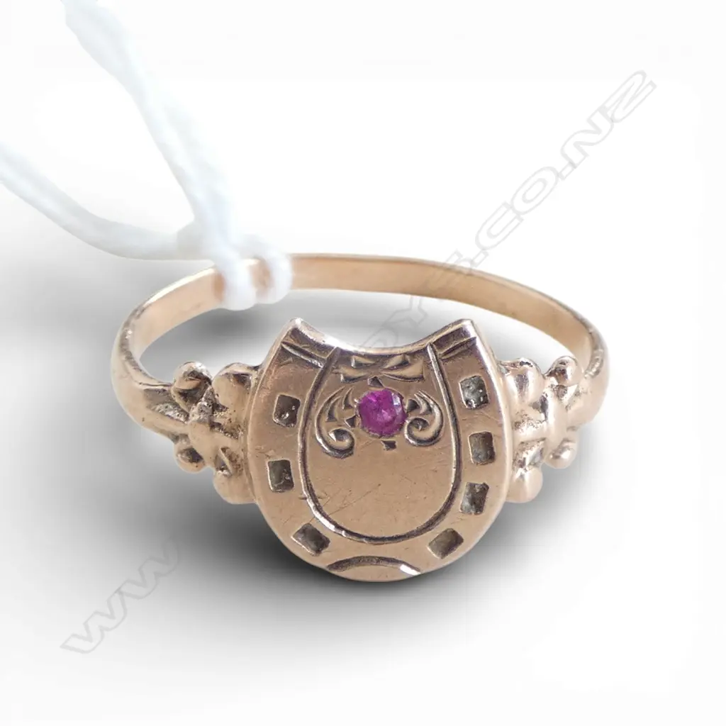 9ct RED STONE SET SIGNET RING, 1.43gm SIZEL Image 1++