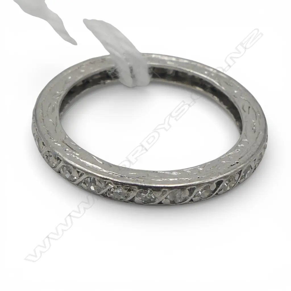 PLATINUM AND DIAMOND BAND 1.34gms VERY small size D. VALUATION Image 1++