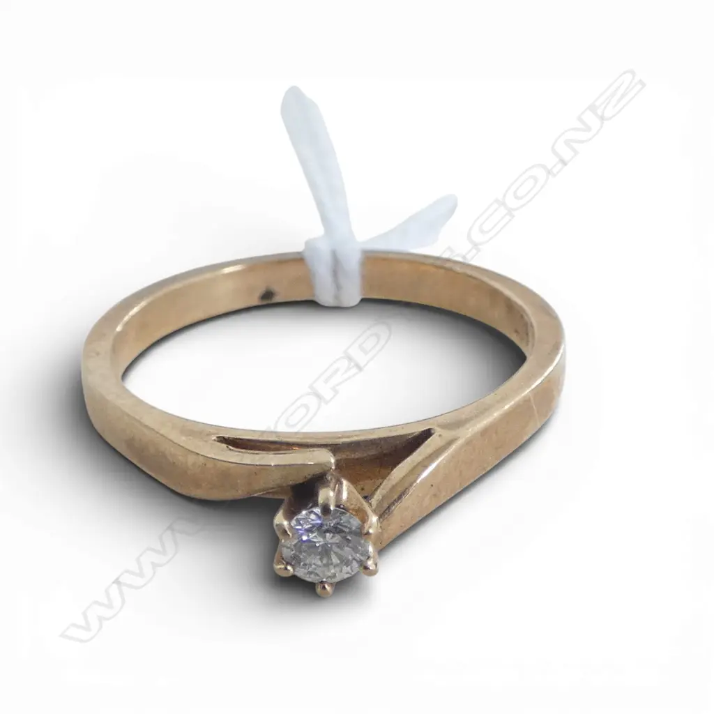9ct GOLD & DIAMOND RING 2.28gms SIZE O Image 1++