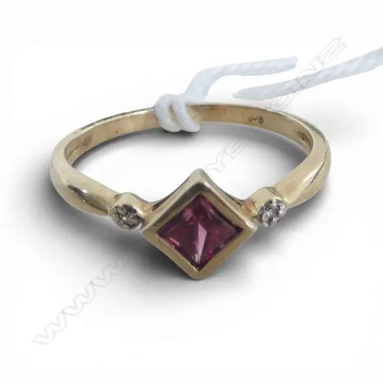 9ct GOLD & PINK TOURMALINE? & TINY DIAMONDS RING, 1.88gms SIZE P