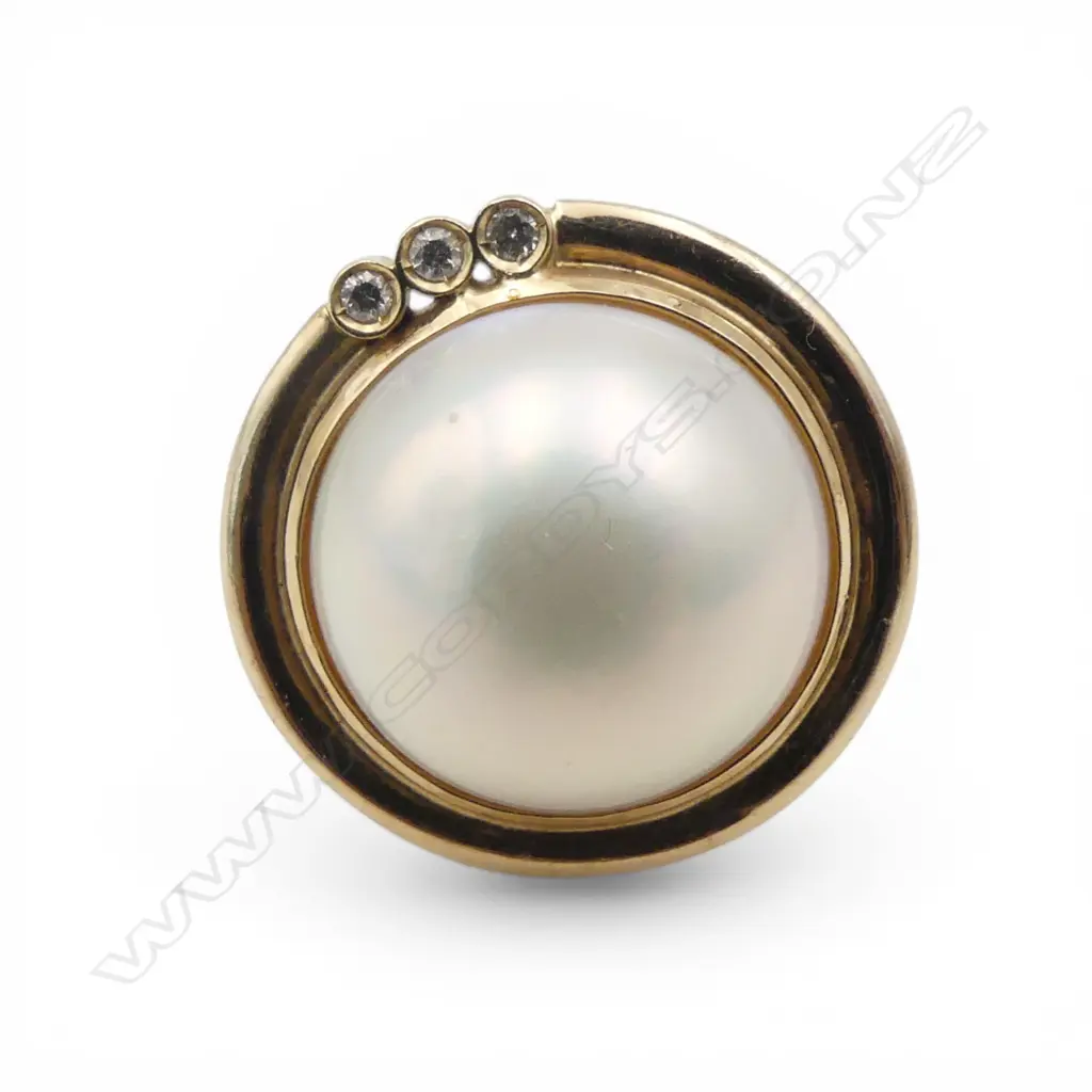 18CT GOLD MABE PEARL AND DIAMOND RING 6.91gms SIZE O Image 1++