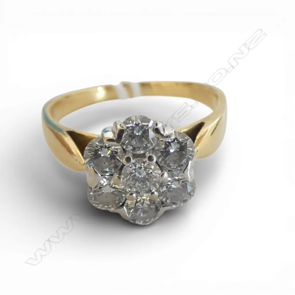 18ct GOLD seven DIAMOND CLUSTER RING 3.9gms Size N Image 1++
