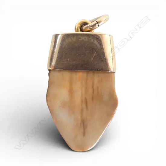 9ct AGATE CHIP FOB PENDANT, 5.70gm
