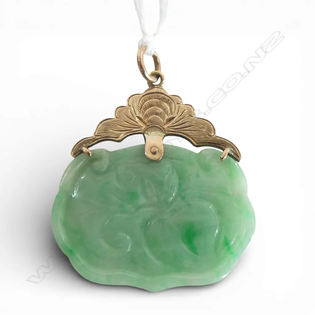 VINTAGE VIBRANT GREEN JADE PENDANT with 9ct GOLD MOUNT top. Scrolling leaf & peach carved Image 1++