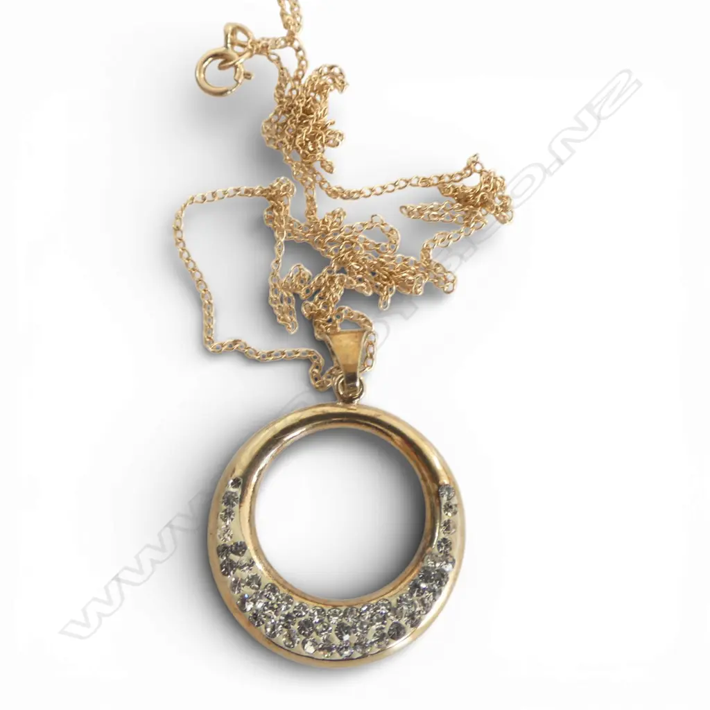 9ct GOLD PENDANT CRESCENT FORM stone set on 10ct GOLD CHAIN. 1.53gms  Image 1++