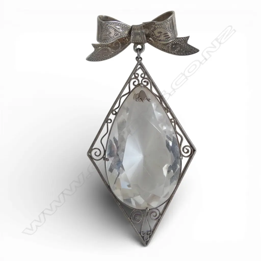 STG BOW BROOCH WITH CUT GLASS PENDANT SET IN FILIGREE SURROUND, (H) 73mm  Image 1++