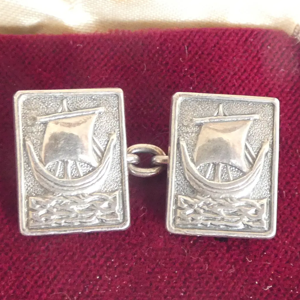 PAIR OF BOXED SILVER CUFF LINKS  Image 1++