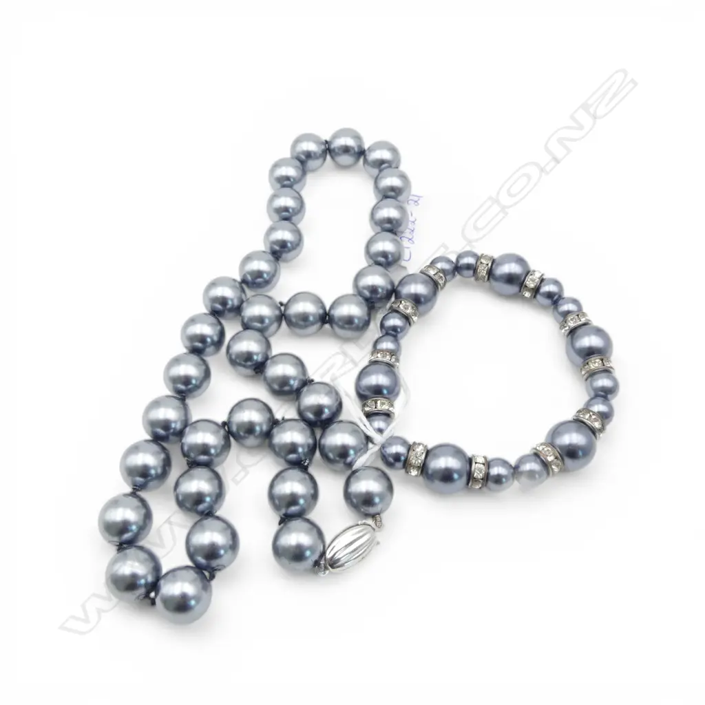 NECKLACE OF COSTUME GREY PEARLS SILVER CLASP TOGETHER WITH A BRACELET Image 1++
