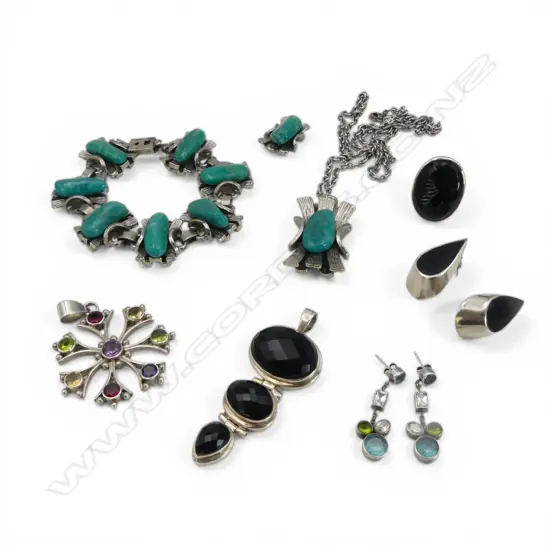 SILVER GEMSTONE PENDANT/EARRINGS SILVER/ONYX SUITE/COSTUME SET