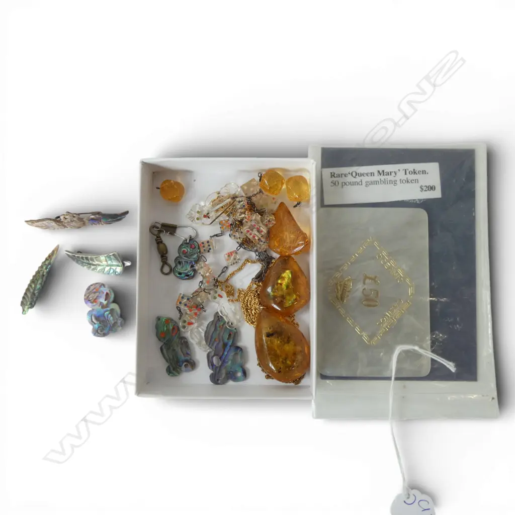 ASST. JEWELLERY; PAUA TIKI, AMBER/ KAURI GUM?  + QUEEN MARY GAMBLING TOKEN Image 1++
