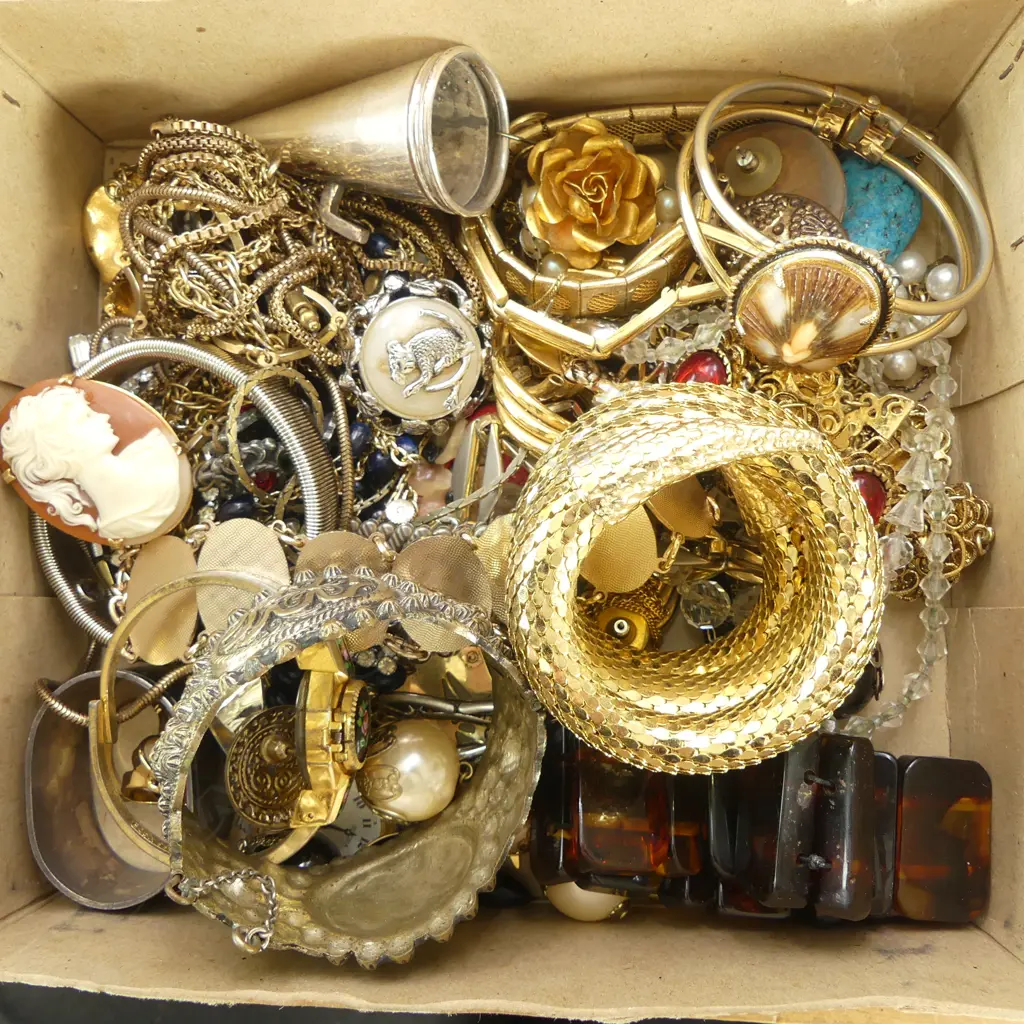 BOX OF VINTAGE COSTUME JEWLERY Image 1++