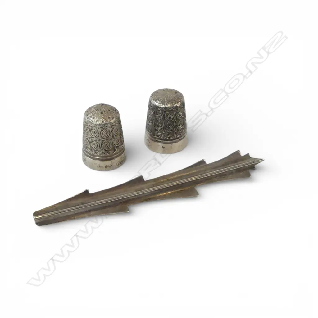 SILVER? LANCEWOOD DESIGNER BROOCH + 2 DORCAS THIMBLES Image 1++