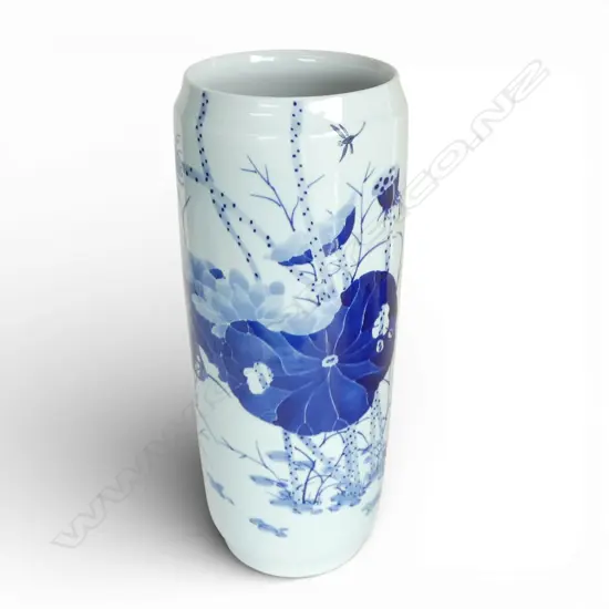 LARGE ORIENTAL B/WHITE  PORCLAIN VASE H440MM