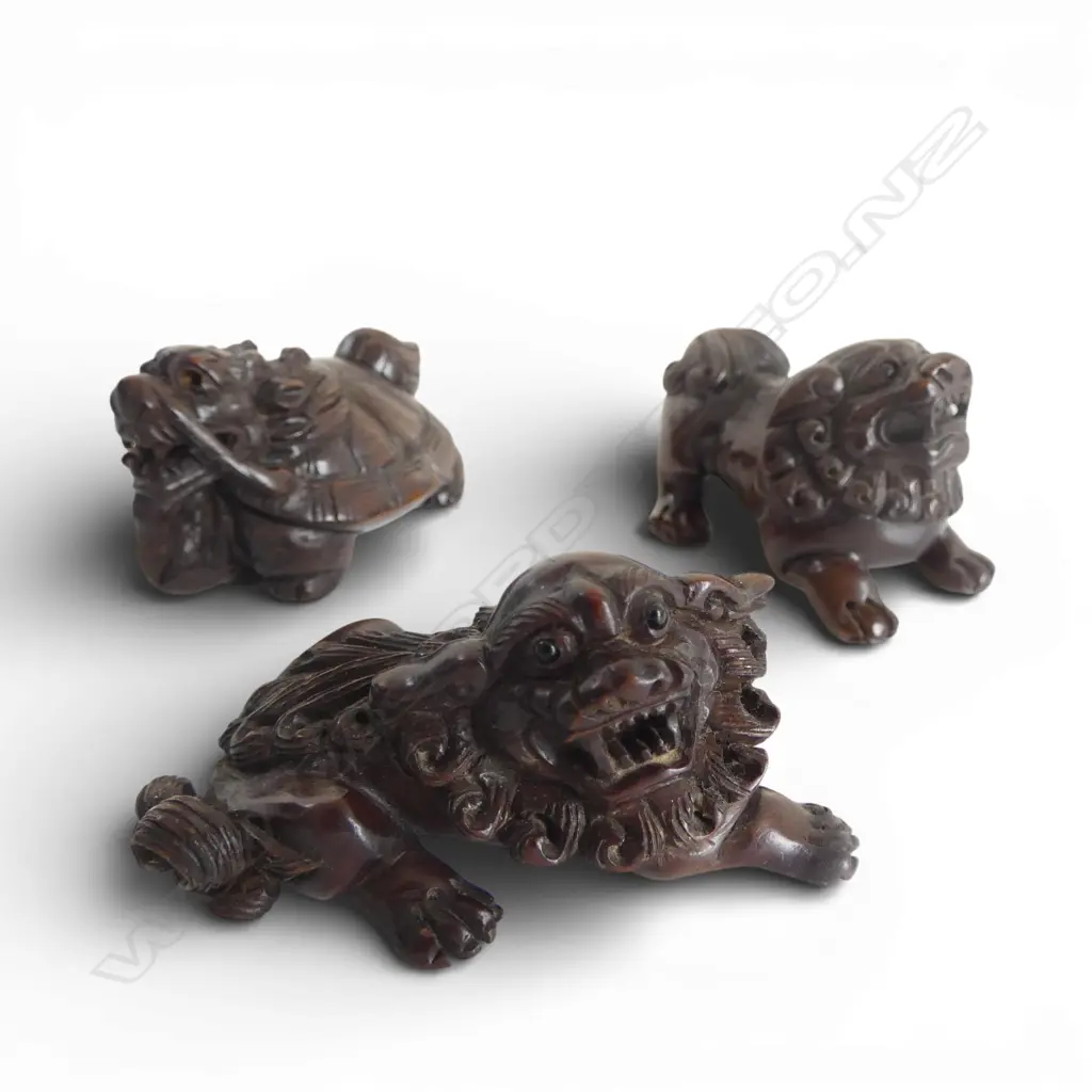 2 JAPANESE CARVED WOOD NETSUKE OF KOMAINU, BOTH SIGNED + A DRAGON TURTLE, SIGNED, L.55mm Image 1++
