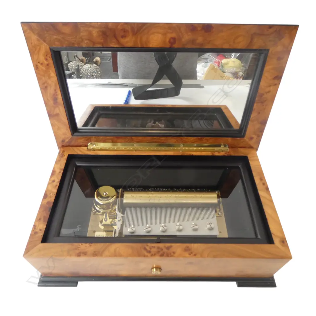 ANTIQUE STYLE INLAID MUSIC BOX Image 1++