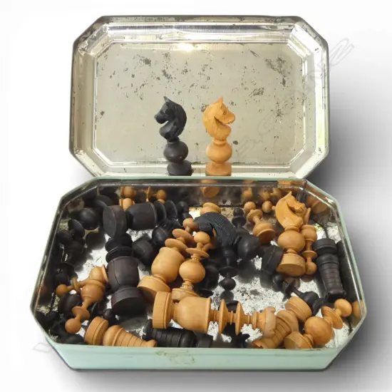 COMPLETE SET OF 'LEICESTERS' TURNED WOOD CHESS PIECES