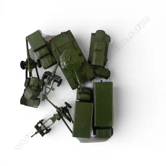COLLECTION OF 10 DINKY TOY MILITRY  GUNS & VEHICALS