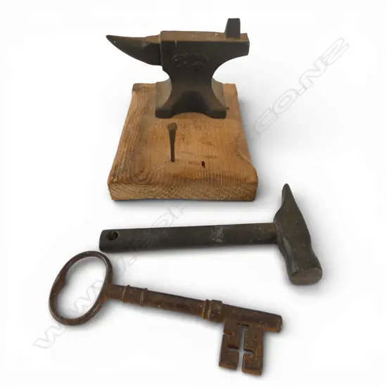 VERY SMALL ANVIL L.110mm with HAMMER + ANTIQUE KEY