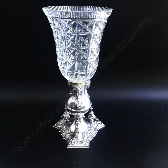 A PEDESTAL TROPHY URN VASE, SILVER PLATE BASE WITH CUT GLASS VASE, H. 330 mm