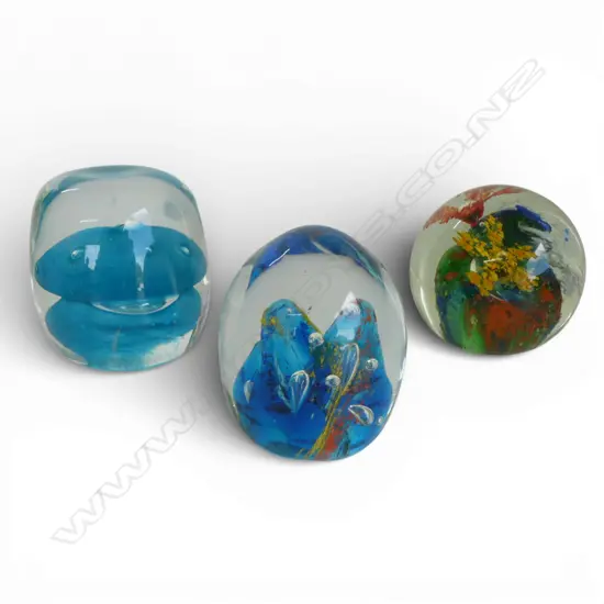 3 ART GLASS PAPERWEIGHTS H.80mm