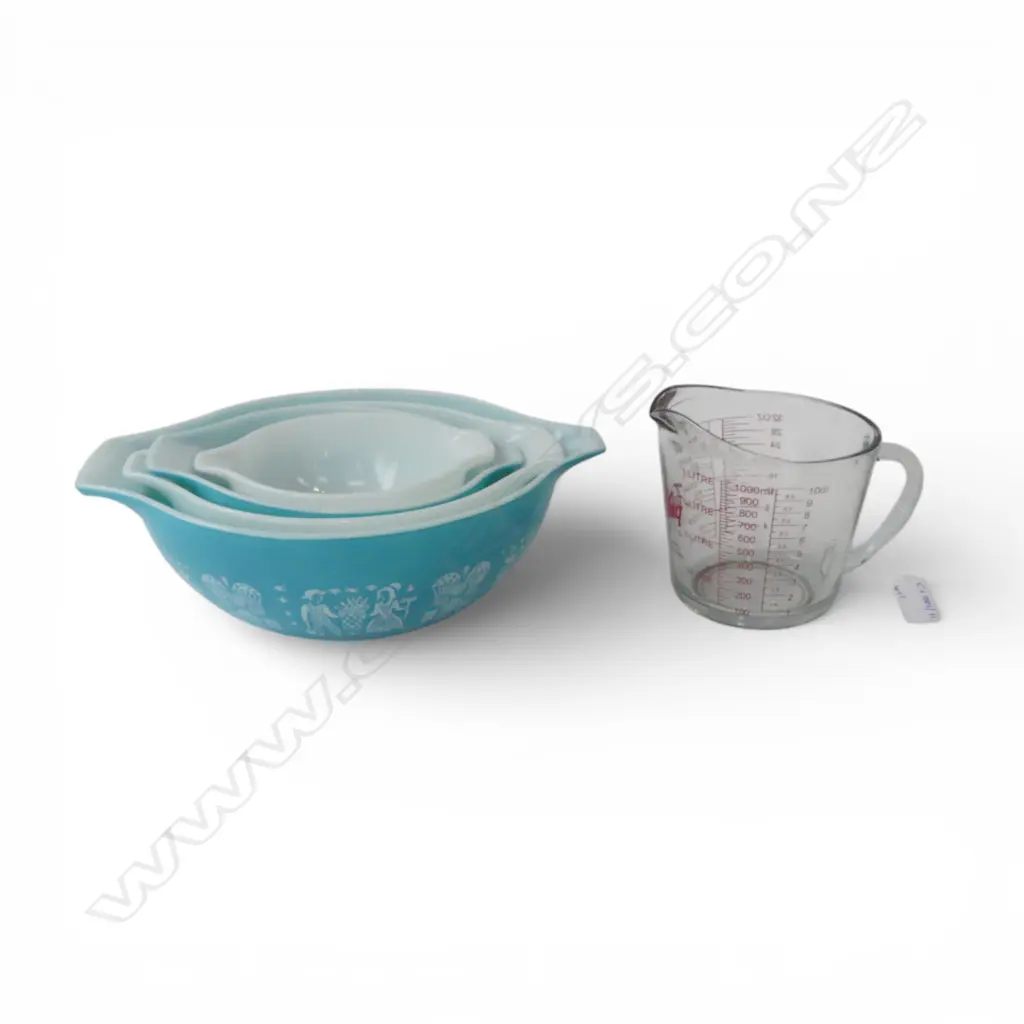 4 PYREX GRADUATING MIXING BOWLS 265mm dia + FIRE KING 1L MEASURING JUG Image 1++