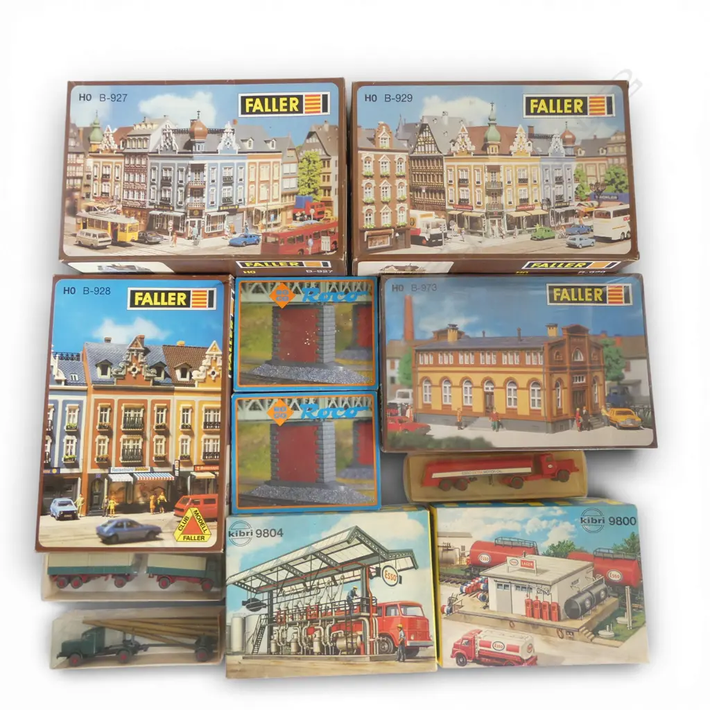 4 BOXED FALLER HO MODERLS, 2 KIBRI HO MODELS, 2 ROCO HO MODELS + 3 WIKING-MODELLBAU FREIGHT TRUCKS (11) Image 1++
