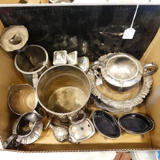 COLLECTION OF SILVER PLATE AND PEWTER ITEMS, TANKARD, SALT & PEPPER, VASE ETC 