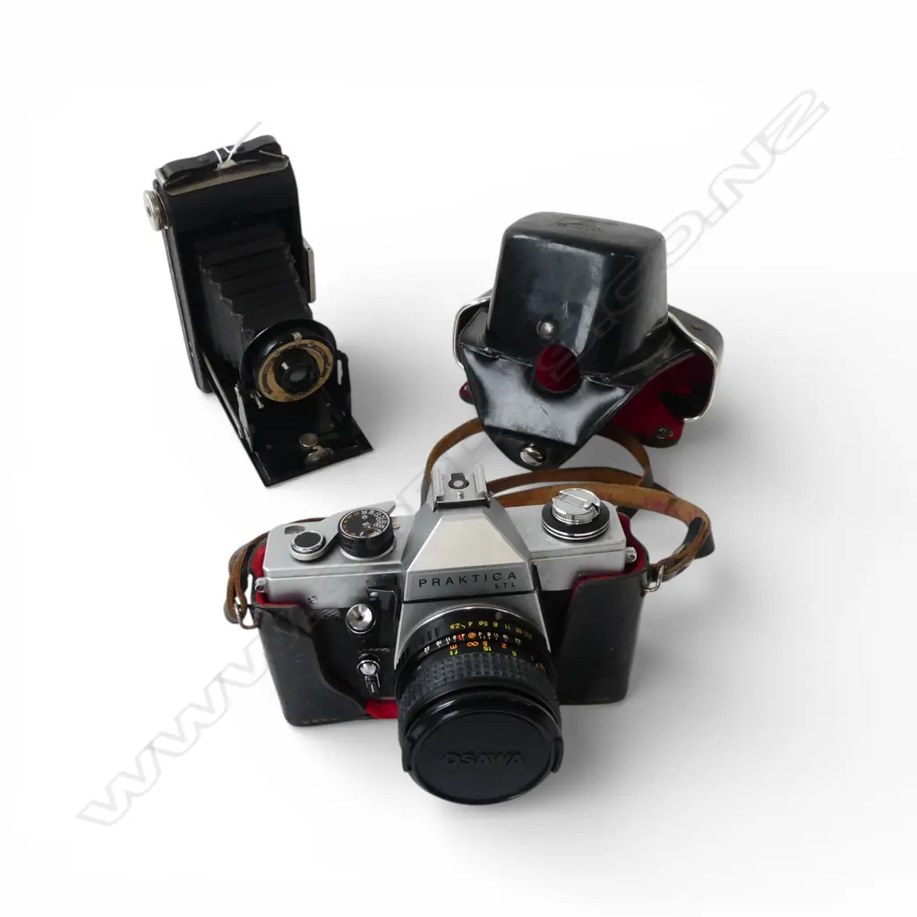 2 VINTAGE CAMERAS Image 1++