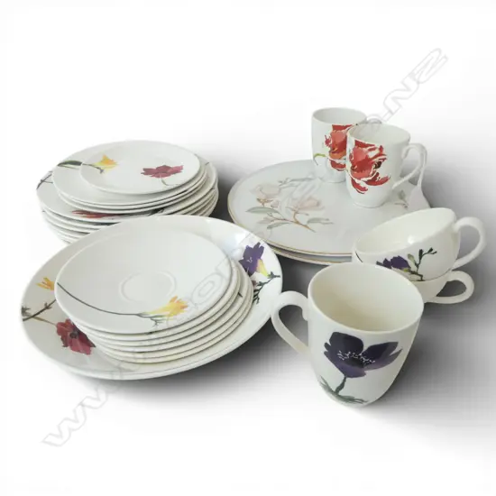 ASST. WEDGWOOD 'THE PAINTED GARDEN' CHINA + 2 HUTCHENREUTHER CAKE PLATES