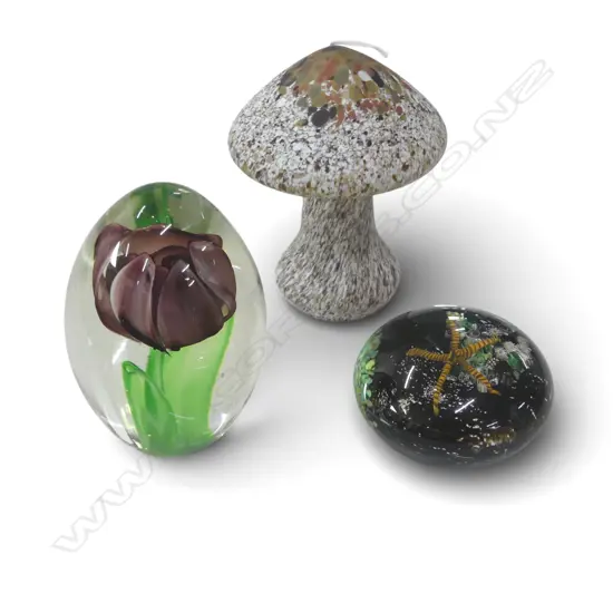 3 ART GLASS PAPER WEIGHTS INCL. BODA MUSHROOM H.105mm