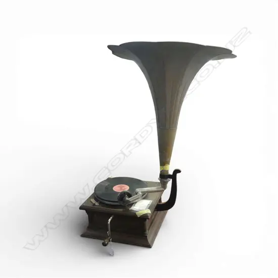 HIS MASTERS VOICE GRAMOPHONE w. HORN & SPARE NEEDLES