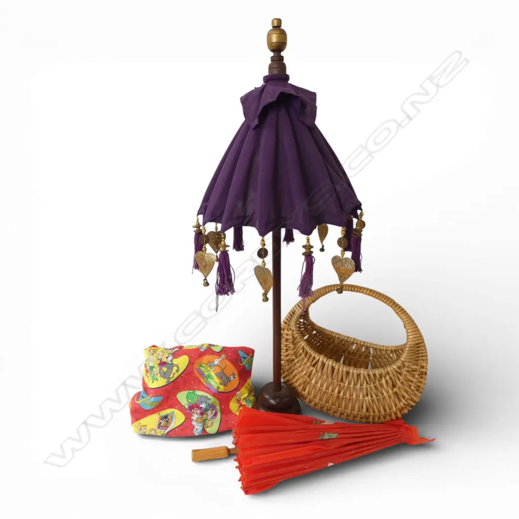 2 BAGS (WOVEN CANE / JETSONS FABRIC) + 2 FABRIC PARASOLS Image 1++