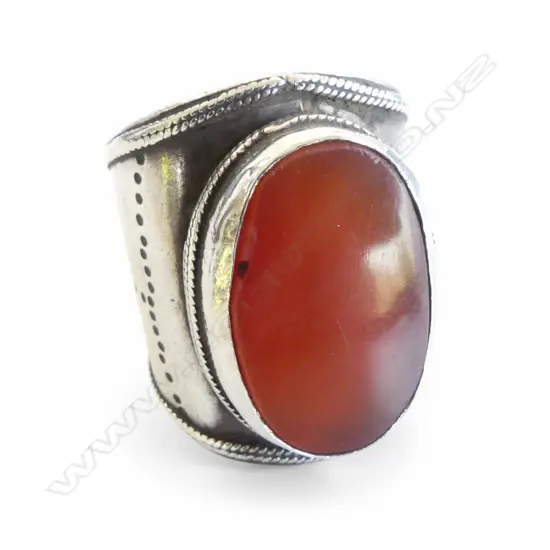 SILVER & CARNELIAN RING, 16gms