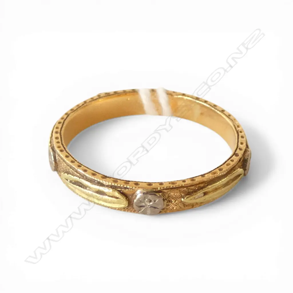 18ct GOLD w PLATINUM DECORATION WEDDING BAND, 2.97gm SIZE M Image 1++