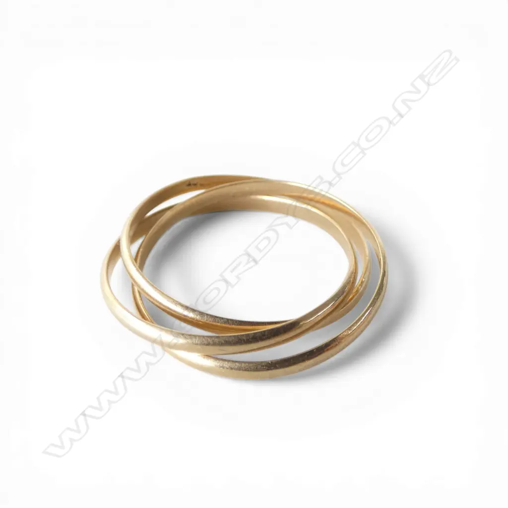 9ct THREE BAND RUSSIAN STYLE WEDDING RING, 2.26gm SIZE Q Image 1++