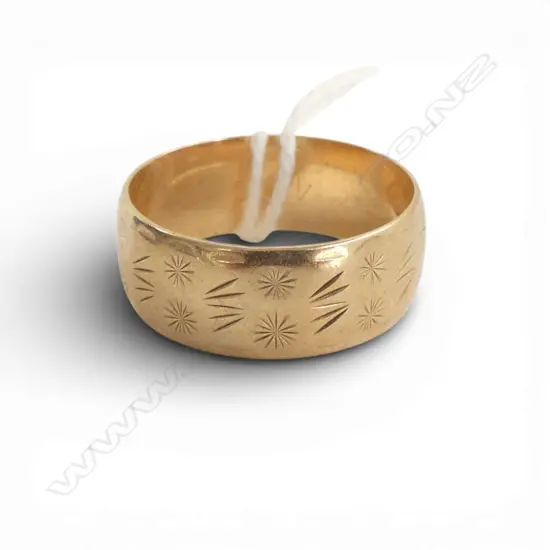 VINTAGE 9ct GOLD WIDE patterned band RING size N. 3.46gms