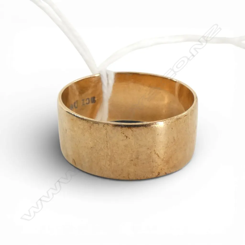 9ct GOLD WEDDING BAND, 4.28gm SIZE R Image 1++