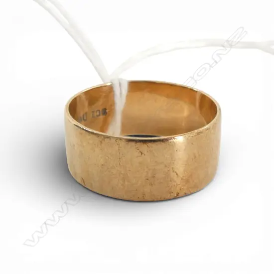 9ct GOLD WEDDING BAND, 4.28gm SIZE R