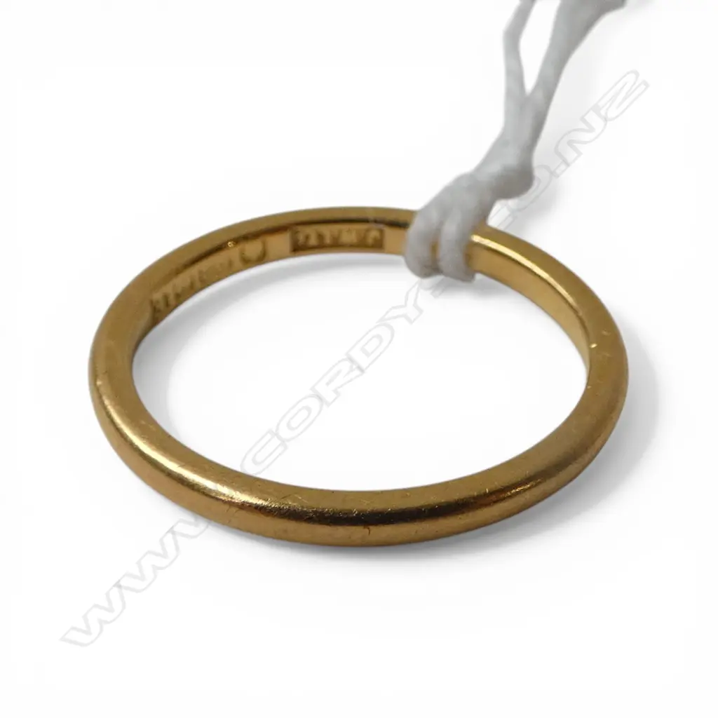 VINTAGE 22ct GOLD BAND RING showing wear. Size H1/2  1.84gms Image 1++