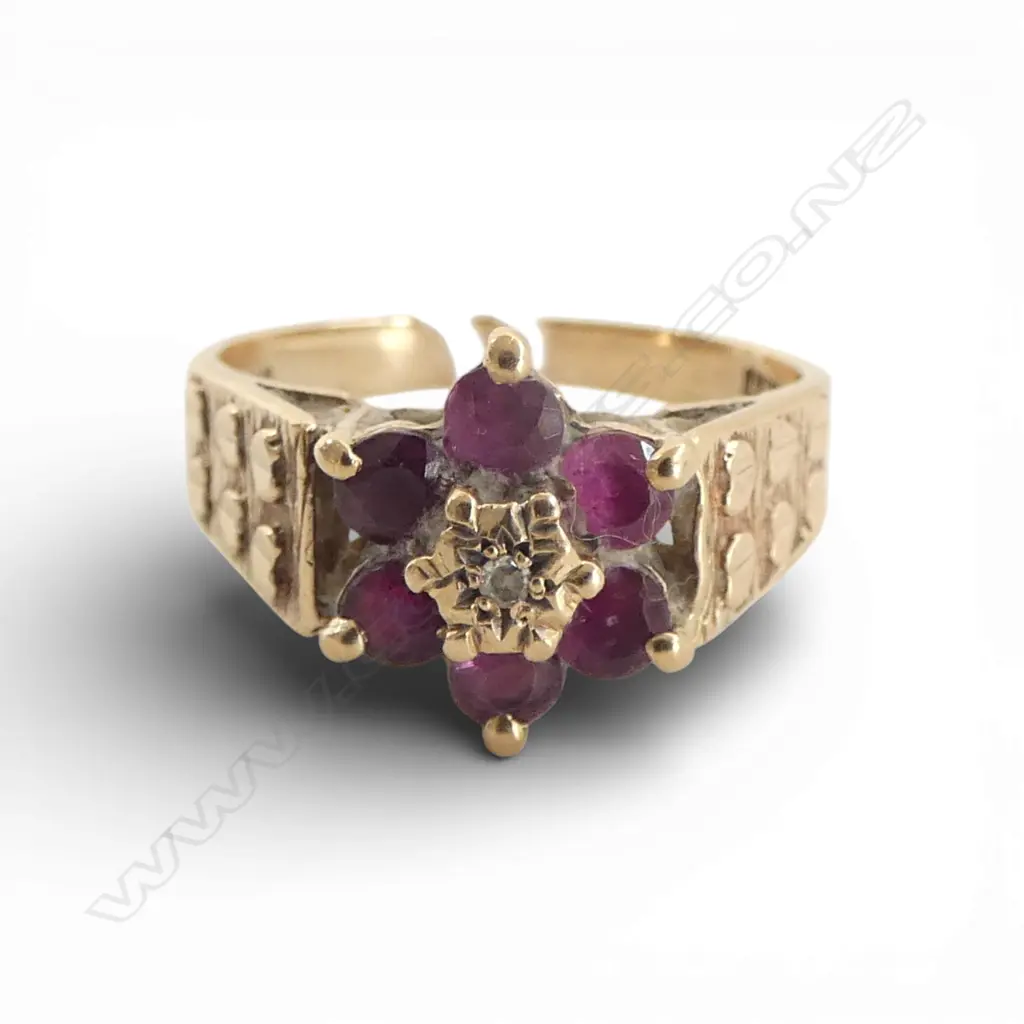 VINTAGE 9ct GOLD RUBY/diamond CLUSTER RING size L. 2.83gms Image 1++