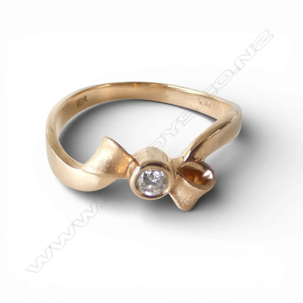 18ct GOLD & DIAMOND BOW RING, 2.44gm SIZE M Image 1++
