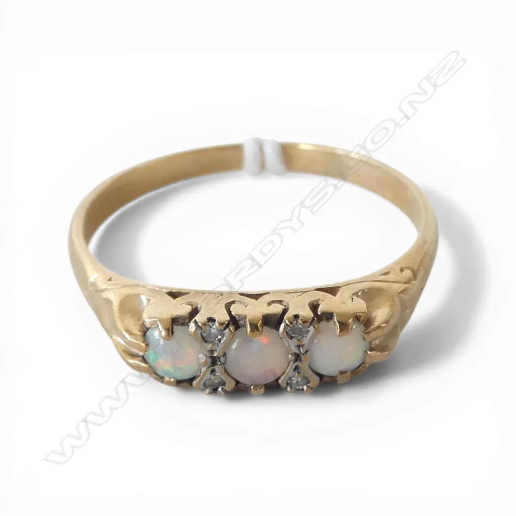 VINTAGE 9ct GOLD 3 OPAL & 4 small DIAMOND RING 2.7gms  SIZE V Image 1++