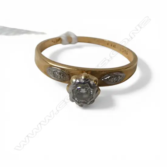 VINTAGE 18ct GOLD & DIAMOND SOLITAIRE RING. Size O. 2.57gms
